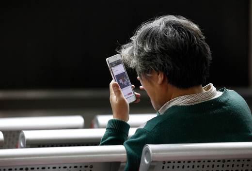 'Mamá, ¿quieres más a tu teléfono que a mí?': el abuso del móvil afecta al apego