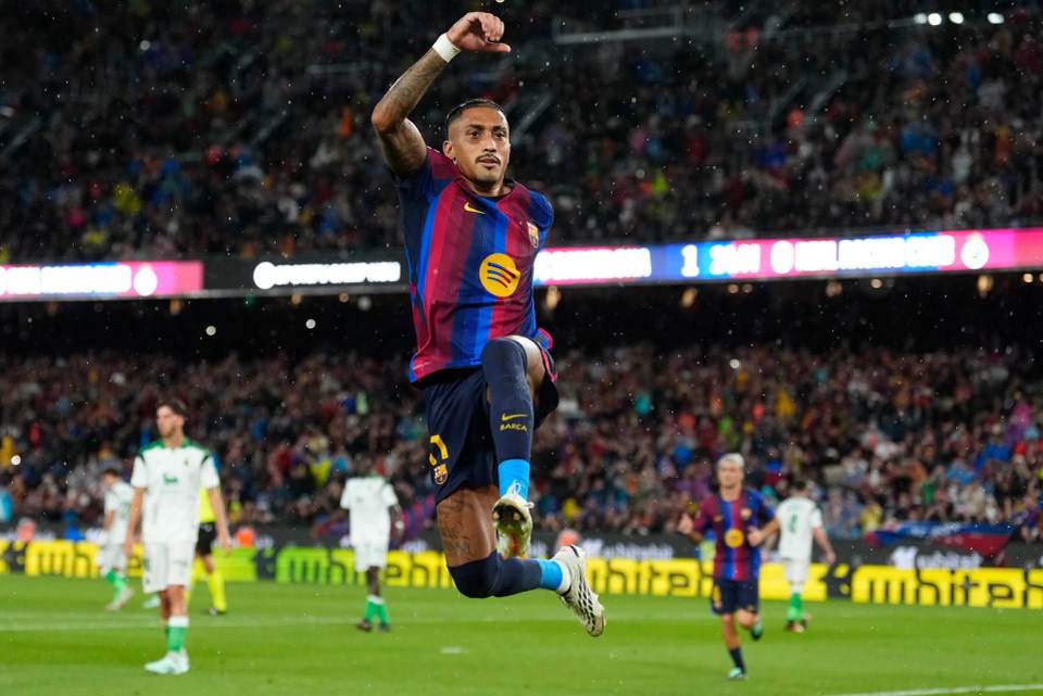 7-2. El Barça se divierte bajo la lluvia ante el Racing y se afianza como líder