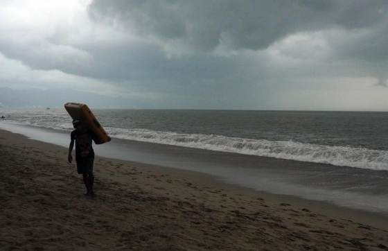 El huracán Vance baja a categoría 1 y se localiza frente a costas de Michoacán y Guerrero