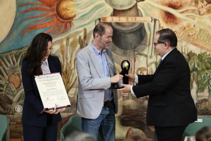 Juan Villoro destaca la importancia de "la crítica justa" al recibir Premio Carlos Fuentes