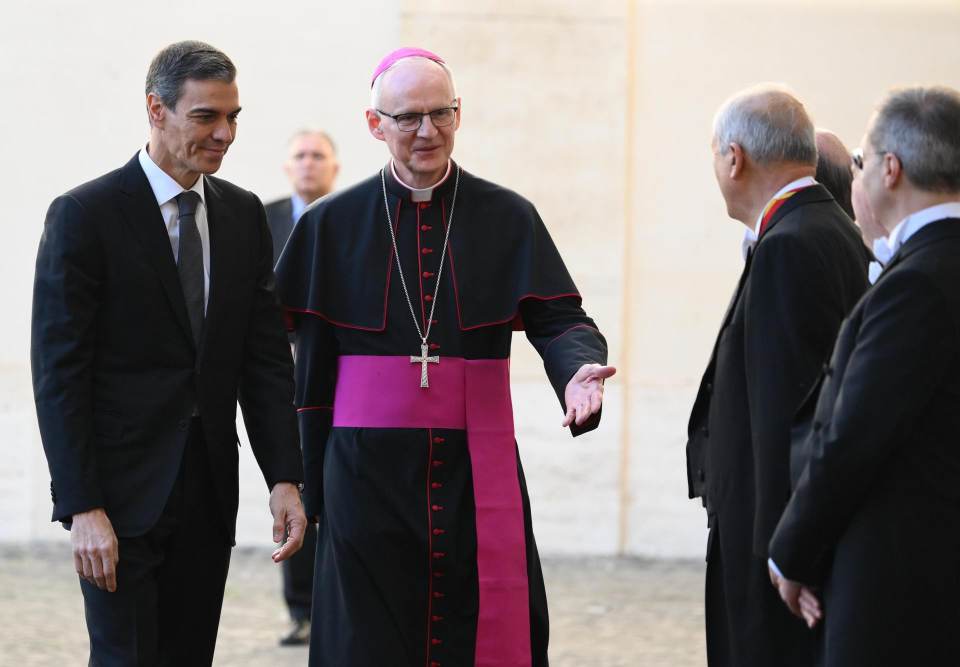 Pedro Sánchez llega al Vaticano para su primera reunión con León XIV