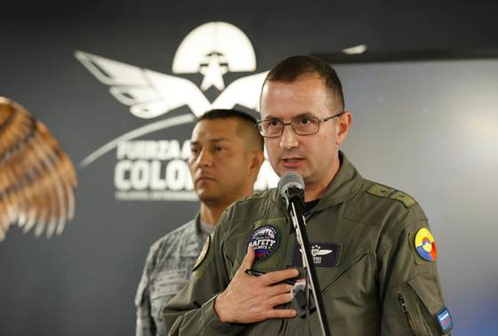 Avión militar accidentado en Colombia chocó con tres árboles segundos después de despegar