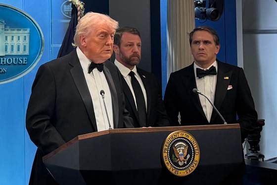 Trump dice que tirador "estaba muy lejos" de él tras el tiroteo en cena de corresponsales