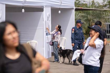Perú elige autoridades locales en comicios con controversia por la "reelección encubierta"