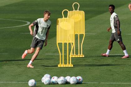 Huijsen vuelve con el grupo con la relación entre Mbappé y Arbeloa en el foco