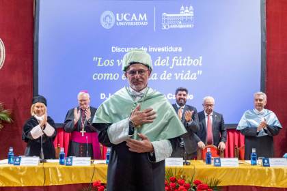 De la Fuente recuerda a Gavi y Pedri en su investidura como doctor honoris causa por UCAM