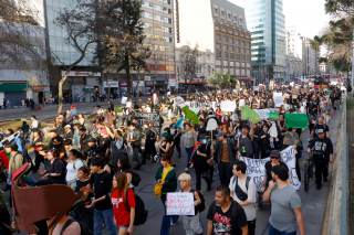 Ambientalistas marchan en Chile contra "retrocesos ambientales" que reclaman a Kast