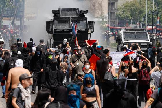 Miles marchan en Chile para conmemorar el estallido y protestar contra recortes de Kast