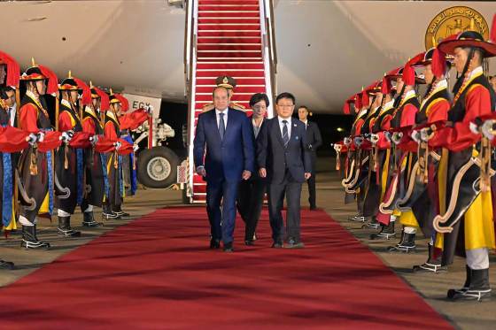 El presidente de Egipto llega a Corea del Sur al inicio de una gira asiática