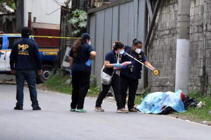 Mensajes criminales: más de cien cadáveres abandonados envueltos en plásticos en Guatemala