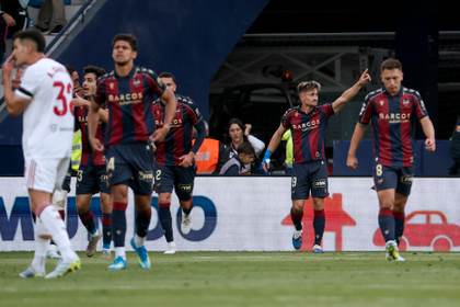 2-0. Un doblete de Iván Romero hace soñar al Levante y complica la vida al Sevilla