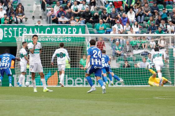 1-1. Elche y Alavés empatan en un partido tenso y prolongan su sufrimiento
