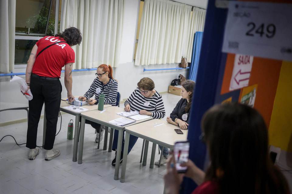 Un juez prorroga la votación pero empieza el recuento de las elecciones en Brasil