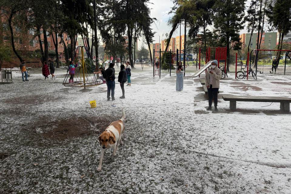 Una granizada viste de blanco la capital colombiana y retrasa vuelos por baja visibilidad