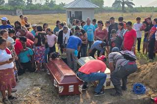 Indignación, miedo y clamor por justicia tras la masacre de 20 personas en Honduras