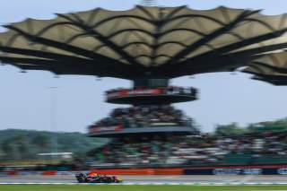 Verstappen fascina y Hamilton completa una primera fila de lujo en Sepang