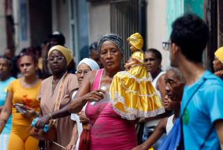 Fieles cubanos veneran a su Patrona, la Virgen de La Caridad del Cobre, en plena crisis