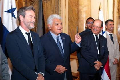 Mulino entrega el pasaporte panameño al hispanodanés Thomas Christiansen antes del Mundial