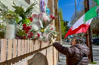 Ofrenda floral en la embajada iraní en Madrid por las niñas víctimas del ataque en Minab