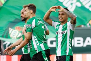 3-0. El Betis acaricia la quinta plaza y asfixia al Oviedo, al borde del descenso