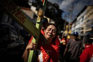 Miles de peregrinos caminan por días con cruces a cuestas hasta santuario en Brasil