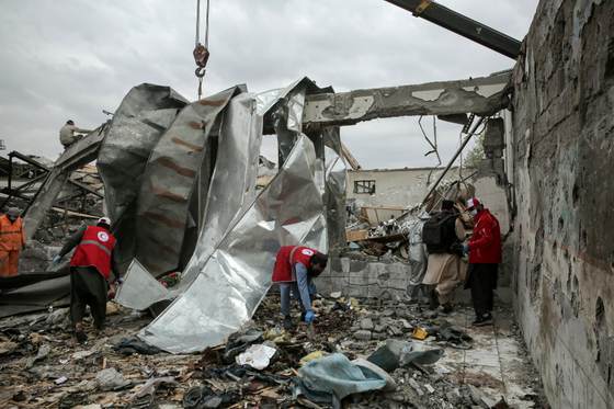 Kabul prepara un funeral colectivo para las víctimas del bombardeo a un centro médico