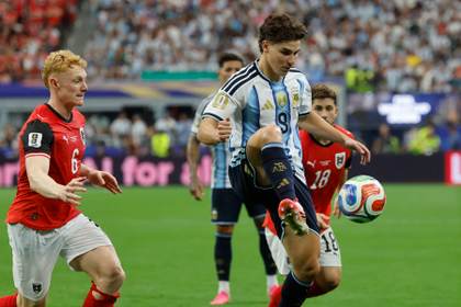 El Atlético se plantea denunciar al Barcelona ante la FIFA por Julián Alvarez