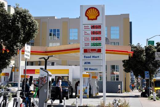 Estados Unidos autoriza temporalmente la venta de petróleo iraní varado en el mar