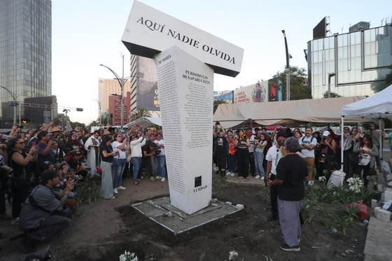 Instalan antimonumento en memoria de periodistas asesinados en México de cara al Mundial