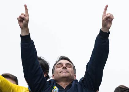 Flávio Bolsonaro reúne a miles para denunciar la "dictadura" de Moraes y criticar a Lula