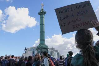 Macron urge a responder a las demandas estudiantiles y condena la instrumentalización política
