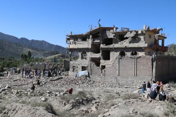 Pakistán ataca a civiles afganos que fueron a ayudar tras primer bombardeo, según testigo