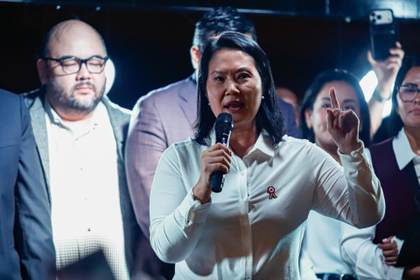 Fujimori saluda al candidato Roberto Sánchez, que aún no la reconoce como mandataria