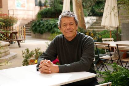 Emmanuel Carrère ve "valiente" y "realista" la posición de España sobre la guerra en Irán