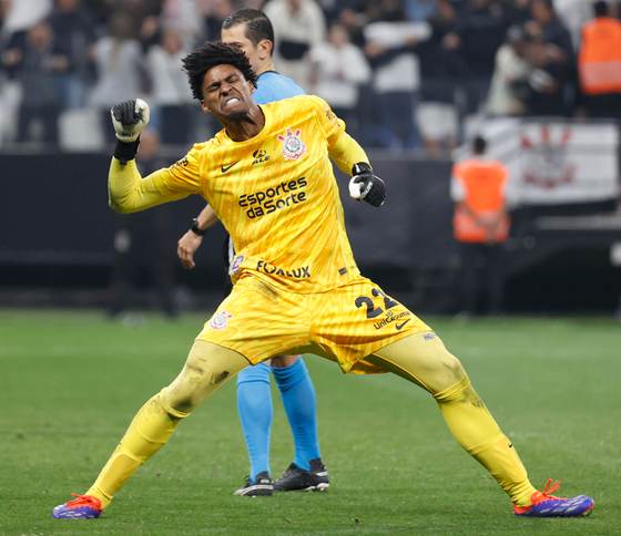 El portero Hugo Souza es convocado por Ancelotti para los amistosos de Brasil tras una lesión de Alisson