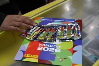 El furor por los cromos del Mundial desborda a Panini, vacía los quioscos y llena plazas