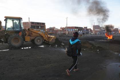 Evo Morales dice que a Paz "solo le queda" militarizar Bolivia o llamar a elecciones