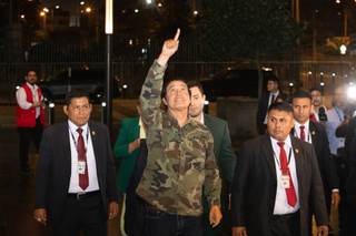 Candidatos que están en primeros lugares de sondeos inician el debate presidencial en Perú