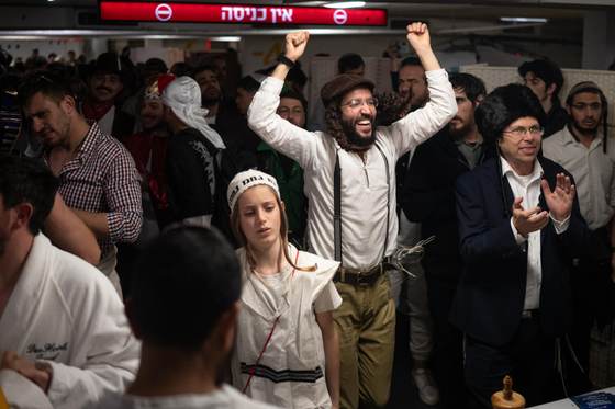 "Él nos protege": el Jerusalén ultraortodoxo celebra el carnaval judío ajeno a la guerra