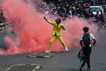 Policía de Kenia dispersa con gases a comerciantes que protestan por el alza de aranceles