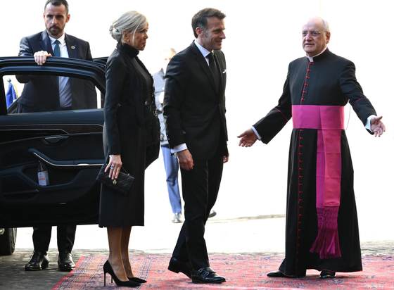 Macron llega al Vaticano para reunirse con el papa León XIV
