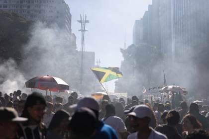 Miles de personas marchan para exigir la legalización de la marihuana en Brasil