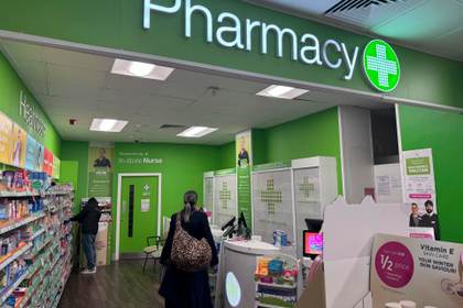 La alarma por el brote de meningitis en Reino Unido agota las vacunas y desborda farmacias