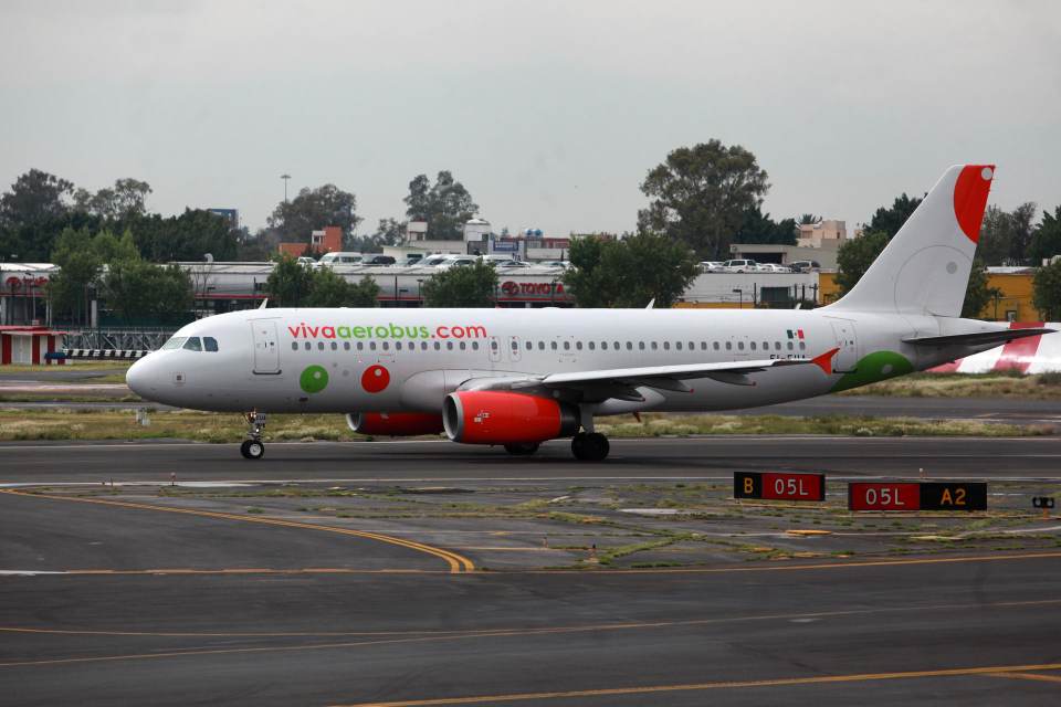 Agentes revisan avión en Aeropuerto Internacional de Ciudad de México por amenaza de bomba