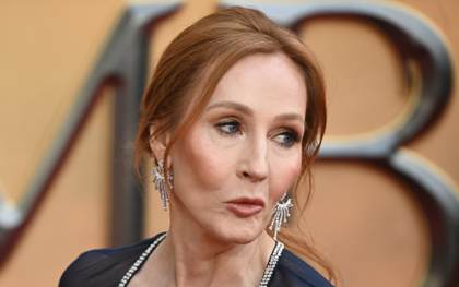 AI retira un informe que tildaba de "antiderechos" un centro fundado por JK Rowling