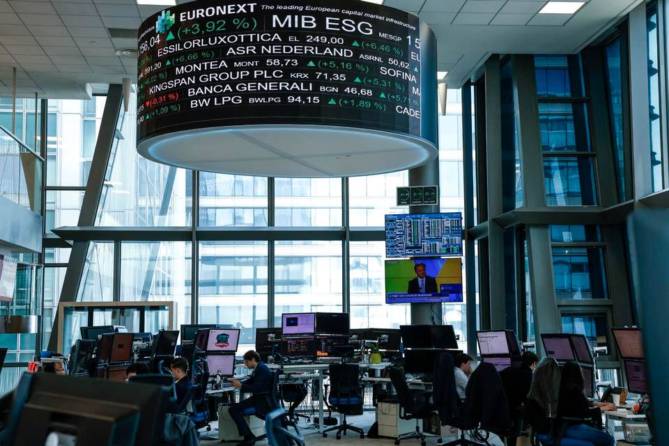 Las bolsas europeas oscilan en sus alzas tras afirmar Trump que no ampliará alto el fuego