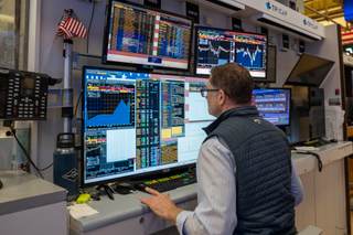 Wall Street mira más allá de la guerra: el crudo tensa los mercados, pero la bolsa resiste