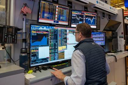Wall Street mira más allá de la guerra: el crudo tensa los mercados, pero la bolsa resiste
