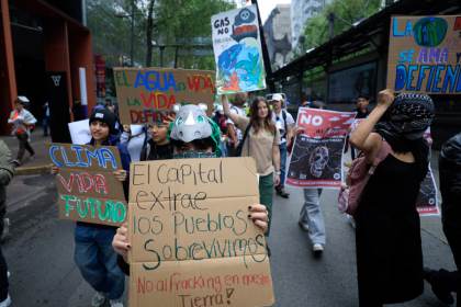 Ambientalistas mexicanos protestan por daños, 'fracking' y respaldo financiero a Pemex