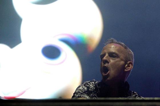 Fatboy Slim reivindica la pista de baile frente a cultura del teléfono móvil en Coachella